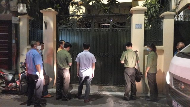 Có khoảng 10 người thực hiện nhiệm vụ khám xét nhà ông Nguyễn Đức Chung. Ảnh: Dantri