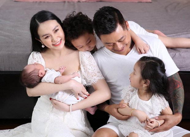 Gia đình hạnh phúc của nam ca sĩ Tuấn Hưng.