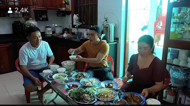 Lê Dương Bảo Lâm tranh thủ ngày nghỉ về thăm bố mẹ