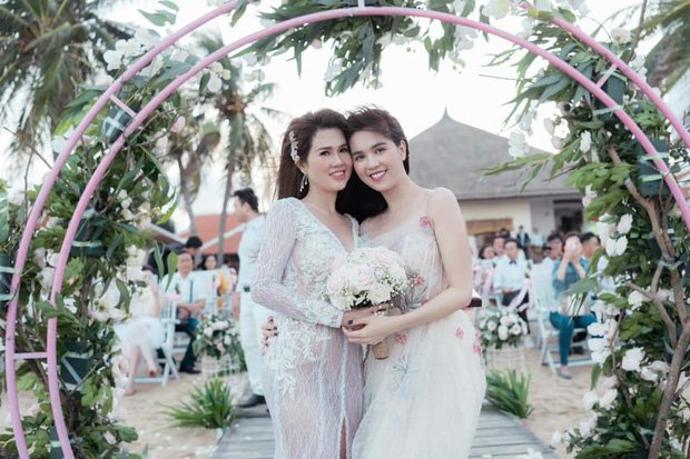 Khi đặt trong cùng khung hình, chị gái lại 5 lần 7 lượt lấn át cô em nổi tiếng.