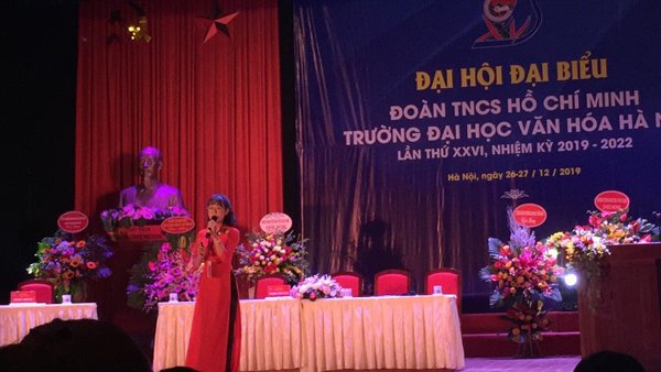Hình ảnh Phương Thảo đại diện sinh viên trường ĐH Văn hoá Hà Nội trình bày tham luận học tập trong Đại hội Đoàn TNCS trường năm 2019