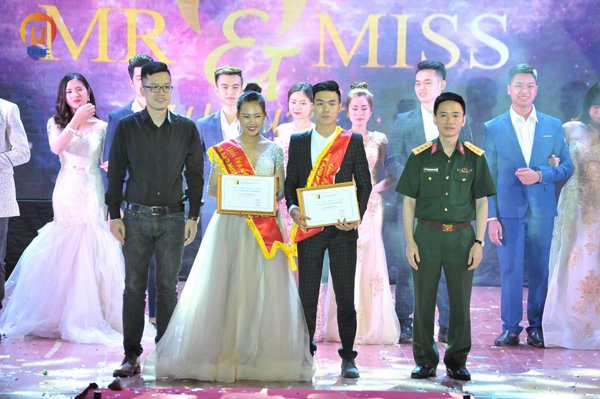 Giây phút nhận giải Miss tài năng & Á khôi II trong cuộc thi Mr & Mis Huc 2017