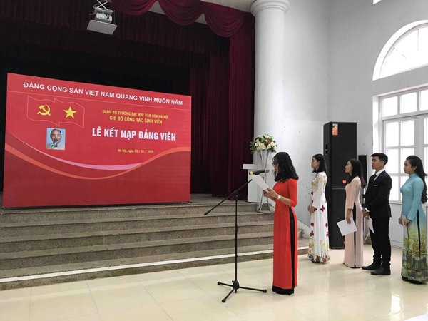 Hình ảnh Phương Thảo tại Lễ kết nạp Đảng năm 2019