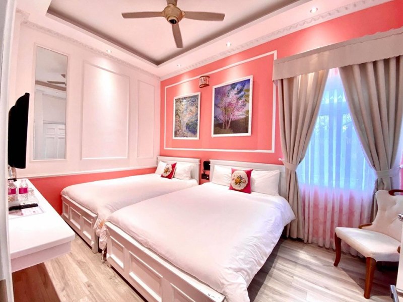 Phòng ngủ rộng với chiếc giường êm ái được phủ một lớp comforter lông vũ