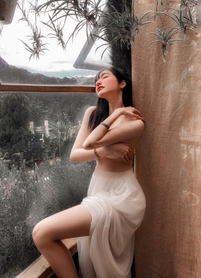 Elly Trần không ngần ngại khoe ảnh bán nude
