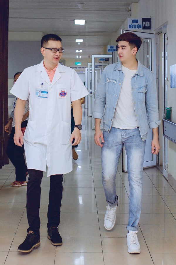 Gia đình Vũ Huy Hoàng rất lo lắng khi ông trẻ Vũ Hồng Vượng nằm điều trị tại bệnh viện K.