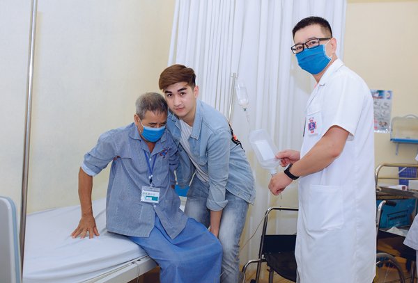 Siêu mẫu Vũ Huy Hoàng đưa ông trẻ Vũ Hồng Vượng chuẩn bị lên bàn mổ