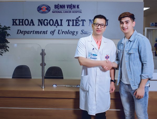 Siêu mẫu Vũ Huy Hoàng chụp kỷ niệm cùng Bác sỹ Nguyễn Việt Dũng (Phó trưởng khoa tiết niệu).