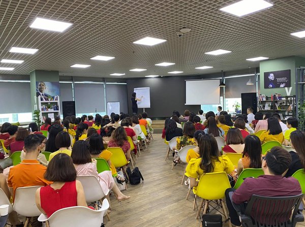 Chưa đầy 4 tháng, chị Hằng đã tiến thẳng đến chức vị Nhà phân phối Platinum của hệ thống kinh doanh Saffron chính ngạch, lãnh đạo đội nhóm gần 50 người.
