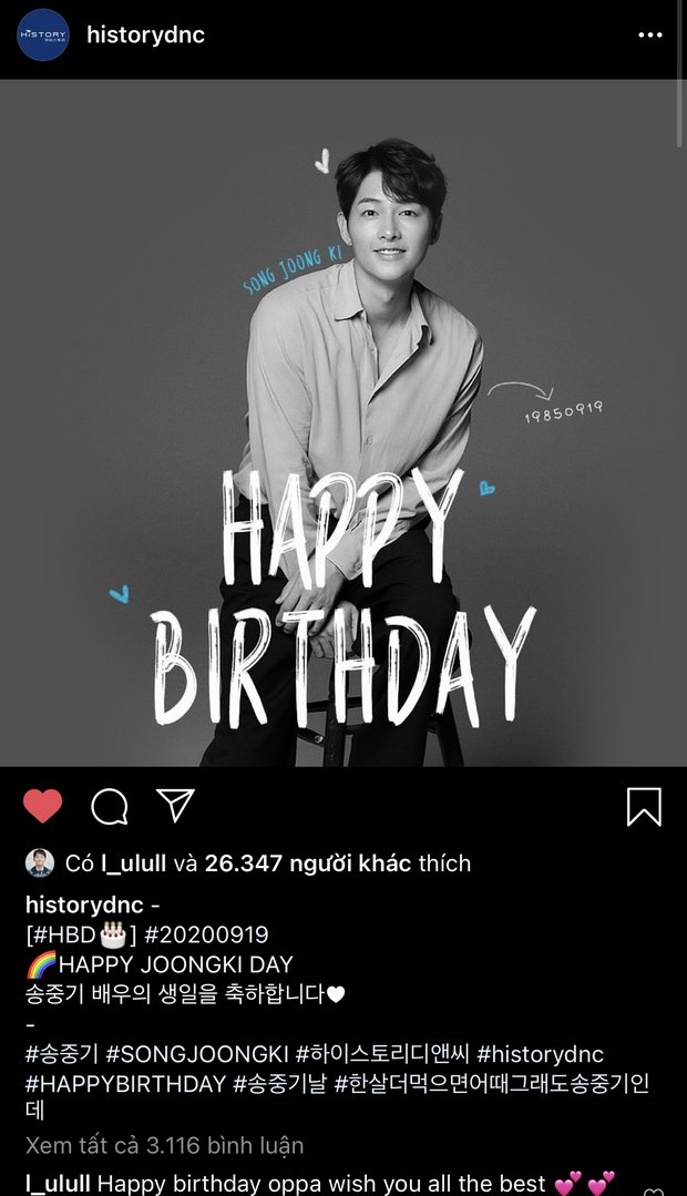 Vừa hay nó lại trùng với màu chữ mà công ty quản lý viết cho Song Joong Ki