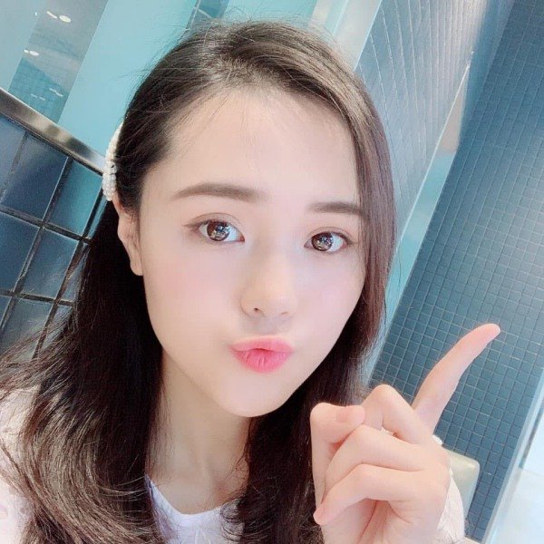Chia sẻ về bí quyết làm đẹp sau sinh, vợ Duy Mạnh cho hay cô ăn những thực phẩm giàu dinh dưỡng nhưng ít calo, bên cạnh đó tập luyện nhẹ nhàng và chăm chỉ dưỡng da với những loại mặt nạ từ sữa mẹ.
