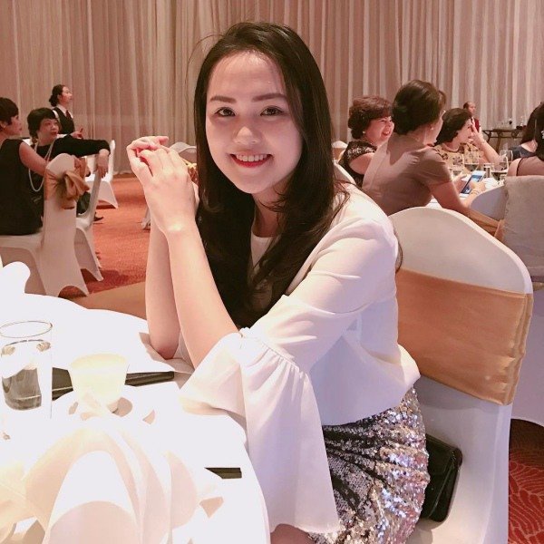 Cách đây không lâu, khi chỉ mới sinh con vài ngày, Quỳnh Anh cũng đăng ảnh tiết lộ mặt mộc trong thời gian “bỉm sữa”, tuy gương mặt có phần tròn trịa nhưng làn da căng mướt không tì vết của bà mẹ trẻ khiến nhiều người mơ ước.