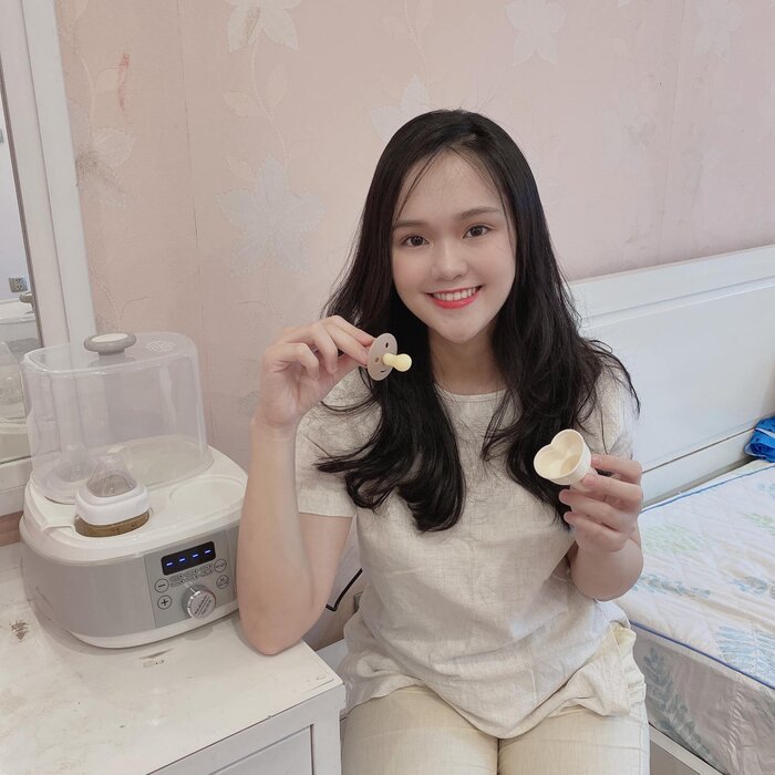 Sau khi sinh con hơn 1 tháng, Quỳnh Anh khiến cư dân mạng không khỏi bất ngờ khi đăng tải loạt ảnh chuẩn bị đồ dùng cho con trai. Trong ảnh “công chúa béo” khoe nhan sắc xinh đẹp, rạng rỡ và đặc biệt là gương mặt V-line, vóc dáng thon gọn đến ngỡ ngàng.