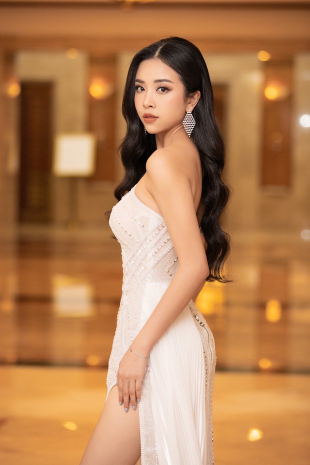 Á hậu Thuý An lựa chọn cho mình bộ cánh vô cùng ấn tượng với đường xẻ cao, để lộ chân dài hút mắt người nhìn