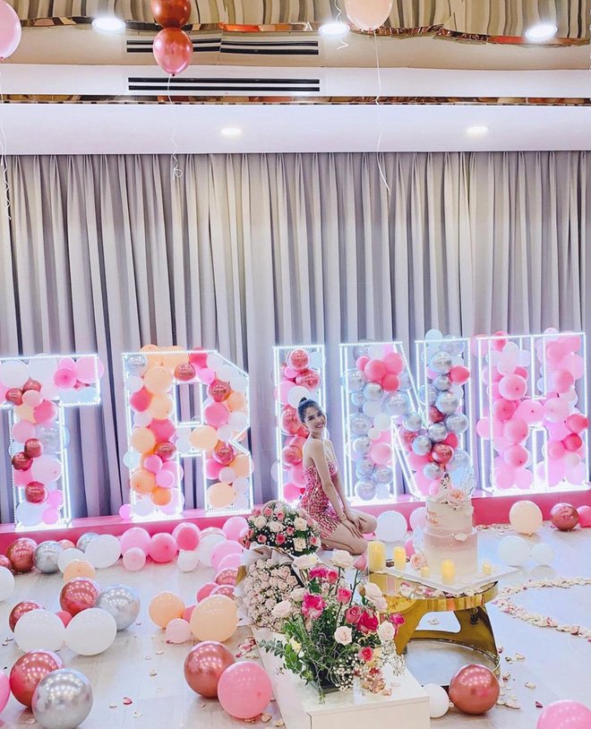 Trong những bức ảnh được đăng tải, có thể thấy không gian biệt thự của Ngọc Trinh được trang trí với tông màu hồng – trắng. Bên cạnh đó là vô vàn hoa tươi và bóng bay khiến không gian trở nên cực kỳ lãng mạn.