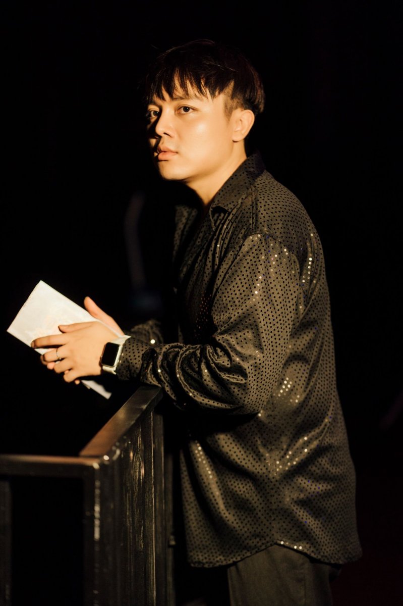 Nhà báo Đông Vũ có mặt trong show diễn để chúc mừng NTK Thùy Dương Bùi.