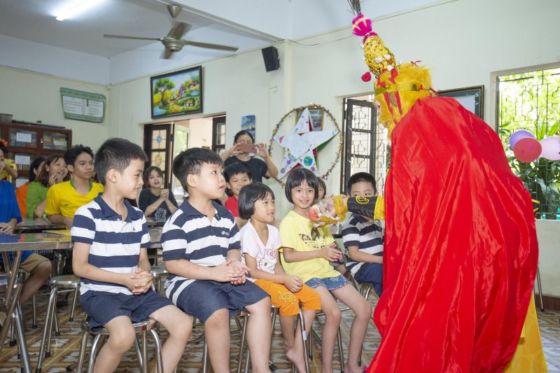 Các em nhỏ thích thú với những màn “hóa phép” của Tôn Ngộ Không