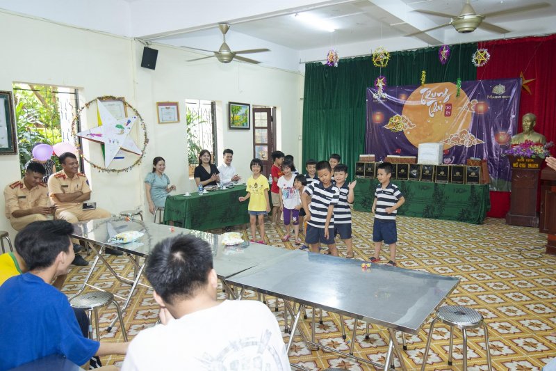 Các em thoải mái sáng tạo với trò chơi “Nhảy trên nền nhạc” cùng MC