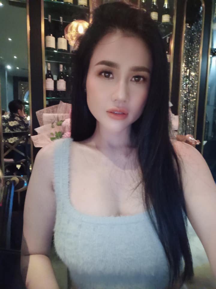 Ngọc Bích diện lại đầm của Ngọc Trinh