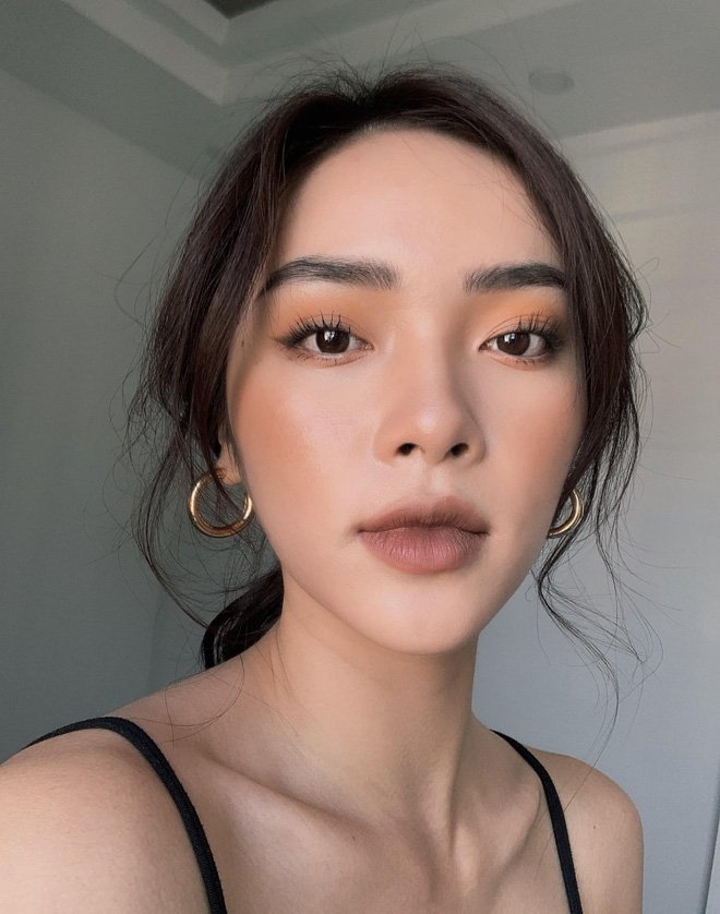 Được biết, Diệu Linh sinh năm 1988 tại Vĩnh Phúc. Tuy nhiên cô nàng từ lâu đã là gương mặt chụp lookbook có tiếng tại Hà Nội.