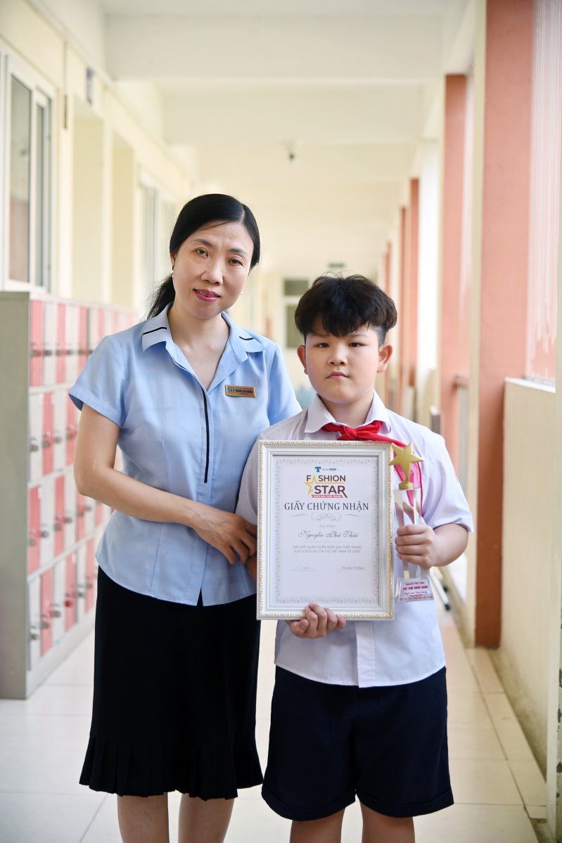 Cô Hoàng Liên Hương cho biết thêm, bên cạnh việc học văn hóa ở trường, việc phát triển các kĩ năng mềm qua các hoạt động ngoại khóa, nghệ thuật là một điều rất quan trọng để duy trì thể lực, rèn giũa những đức tính và kỹ năng để hỗ trợ quá trình phát triển toàn diện, đặc biệt là các bé ở độ tuổi lên 9, 10.
