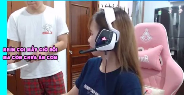 Khởi My ham chơi game nên bị Kevil Khánh doạ.