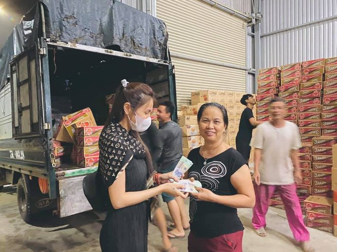 Thủy Tiên mua nhiều nhu yếu phẩm cho bà con