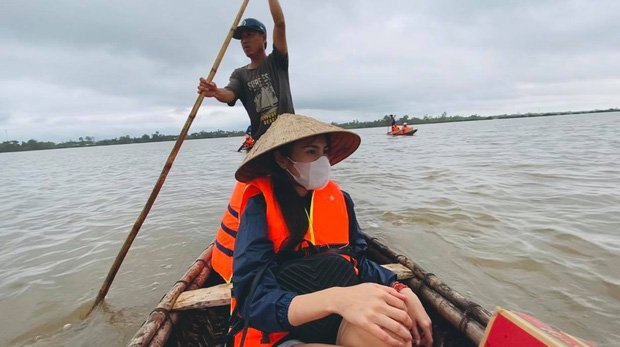 Trong chuyến đi này Thủy Tiên suýt gặp sự cố lật thuyền