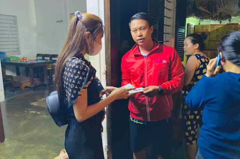 thuy-tien-co-mat-tai-hue-phat-vat-pham-ho-tro-cho-ba-con-vung-lu-2