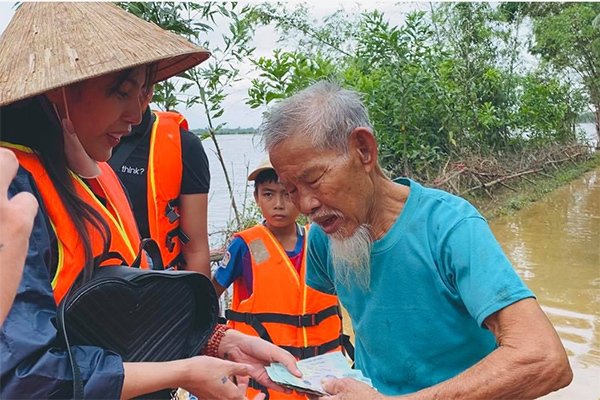 Thủy Tiên trong chuyến cứu trợ miền Trung