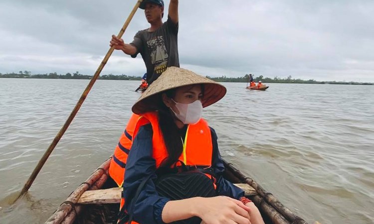 Hình ảnh Thuỷ Tiên đi từ thiện trở thành hình ảnh đẹp đẽ của làng giải trí những ngày qua.