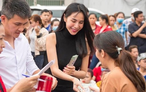 Thủy Tiên - Công Vinh đồng hành cùng nhau trong những chuyến từ thiện