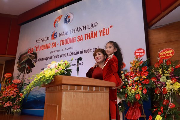 Á Hậu sắc đẹp thế giới Elsa Thiên Long là Hội viên nhỏ tuổi nhất của CLB
