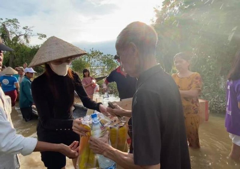 Thủy Tiên là một trong nghệ sĩ đi đầu thiện nguyện