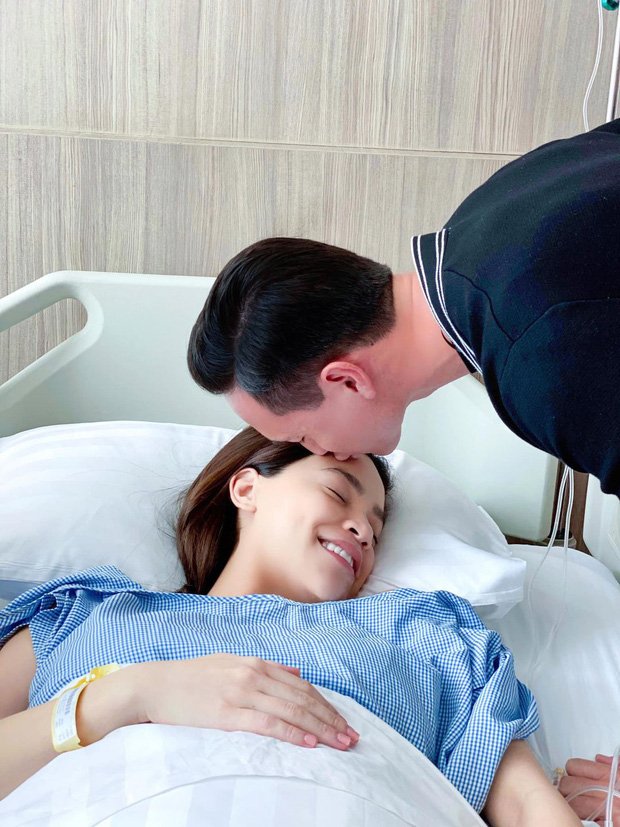 Khoảnh khắc ngọt ngào của cặp đôi khi Hà Hồ mẹ tròn con vuông