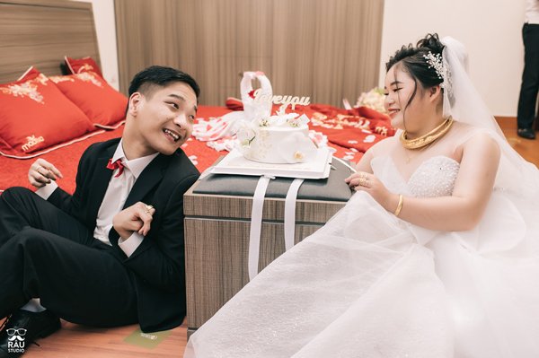 Hơn ai hết, anh thấu hiểu những vất vả và hy sinh mà vợ sẽ đương đầu ở phía trước, nhưng có tình yêu làm chiếc áo giáp bảo vệ rồi, lo lắng gì nữa đâu, tình yêu luôn đúng mà, Thiên Ngôn nhỉ?