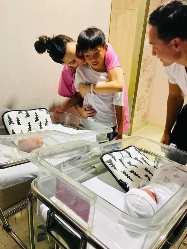 Khoảnh khắc gia đình 5 người bên nhau.