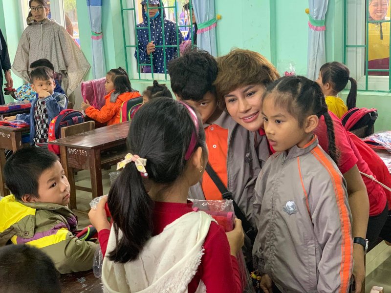 Á hậu nhí Mini Miss Diamond 2019 tặng quà cho các bạn