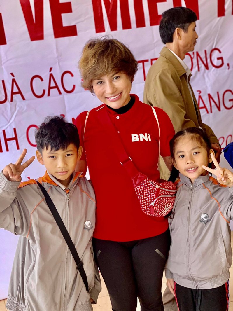 Luật sư Bạch Lệ Thoa và con trai Phạm Bạch Long, con gái út Phạm Thiên Long