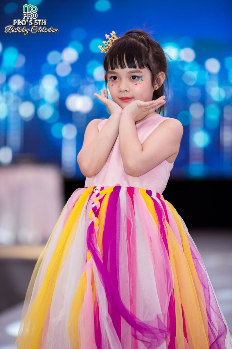 Cô bé tự tin trên sàn diễn