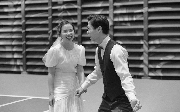 Cặp đôi vô cùng hạnh phúc khi được thoải mái vui đùa.
