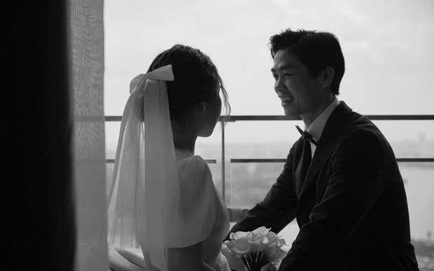 Đáp lại tình cảm của Viên Minh, Công Phượng cũng dành cho cô cái nhìn say đắm.