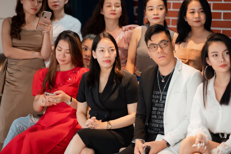 CEO Đinh Ánh Tuyết cùng đạo diễn catwalk Kelbin Phạm trong buổi trainning kỹ năng catwalk cho thí sinh