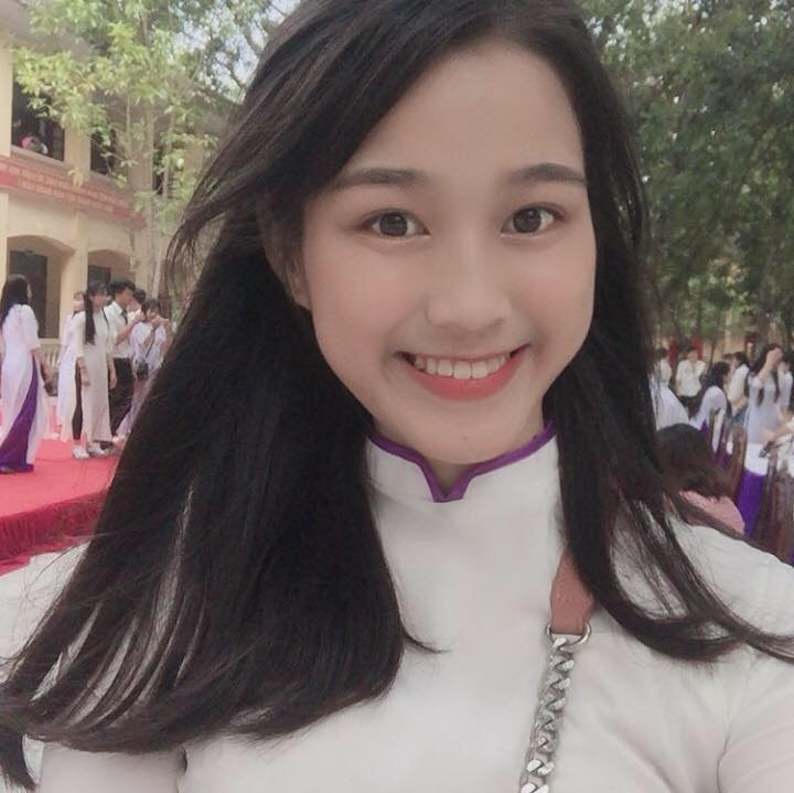 Khi tới trường tân Hoa hậu Đỗ Thị Hà khá giản dị. Tuy nhiên cô nổi tiếng xinh xắn, đáng yêu và học giỏi từ nhỏ. Cô cũng là người nhiệt tình tham gia các hoạt động Đoàn, đội trong trường.