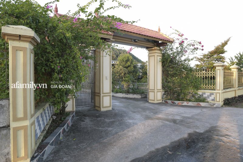 Bên ngoài cổng cũng được xây dựng khá lớn và khang trang. Điều này cho thấy kinh tế gia đình cô tương đối khá giả.