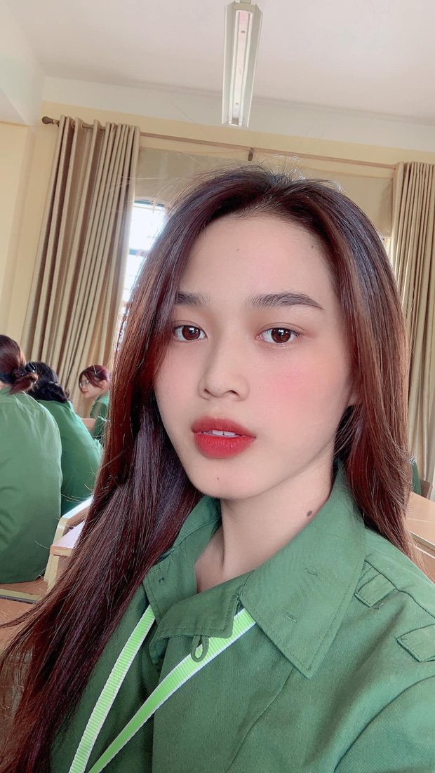 Thế nhưng, ai gặp cô ở ngoài đời cũng đều khoog khỏi bất ngờ bởi nét trẻ trung, giản dị, năng động của một cô gái đúng với lứa tuổi 19.