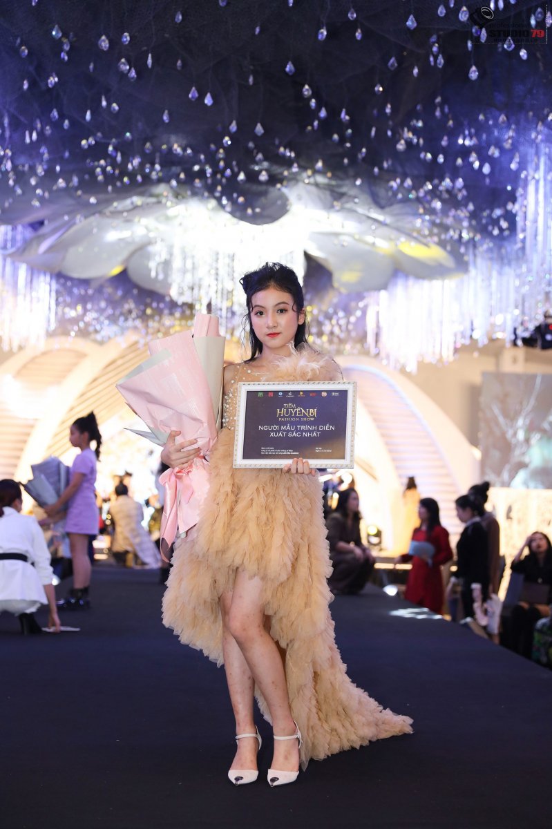 Người mẫu trình diễn xuất sắc nhất gọi tên mẫu nhí Yubin