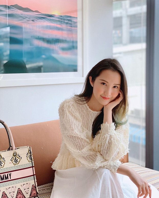 Primmy Trương tên thật là Trương Minh Xuân Thảo, sinh năm 1992. Cô nàng chính là con gái của Hiệu trưởng trường John Robert Powers Việt Nam (JRP) - ngôi trường được mệnh danh chỉ dành cho 