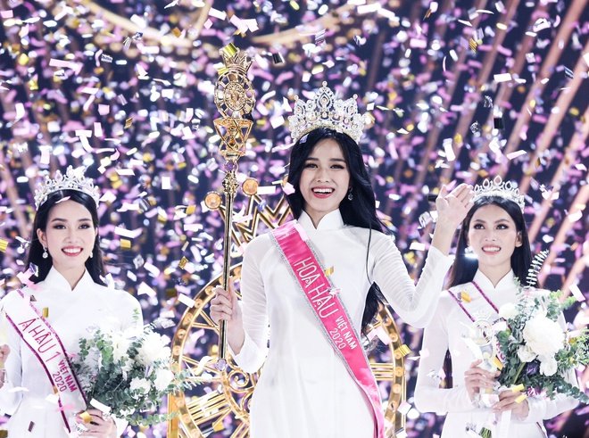 Nụ cười tươi rạng rỡ, nét đẹp mộc mạc và học vấn của Tân Hoa hậu Việt Nam Đỗ Thị Hà nhận được nhiều lời khen ngợi.