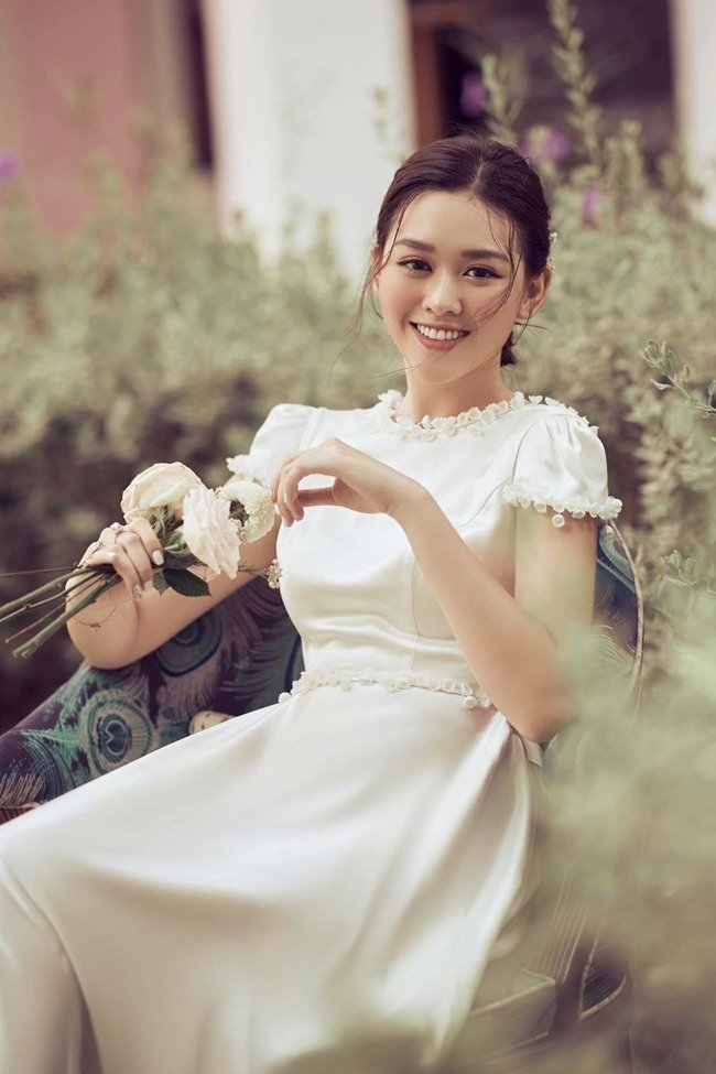 Người hâm mộ tỏ ra tiếc nuối khi “bản sao Hà Tăng” sớm “theo chồng bỏ cuộc chơi”. Nhiều nghi vấn còn cho rằng Á hậu đã mang thai nên mới tổ chức đám cưới sớm như vậy. Tuy nhiên, trả lời câu hỏi này, Tường San cho hay cô quyết định kết hôn với bạn trai hiện tại vì cả hai đã có ý định này từ lâu và 2 gia đình cũng đã có quen biết từ trước.